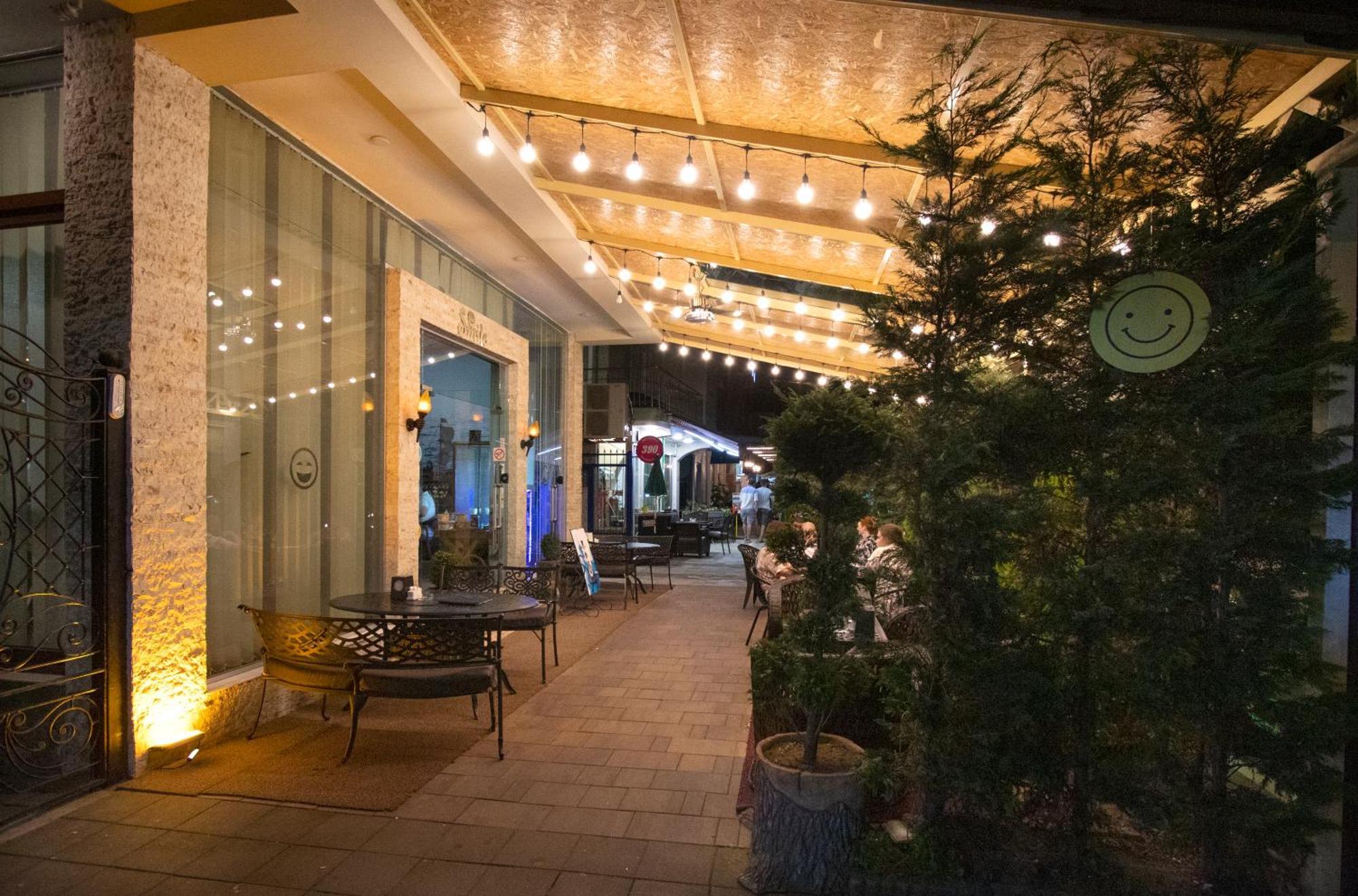 Hotel Smile 코불레티 외부 사진